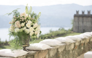 mazzi di fiori bianchi per decorazione per matrimonio